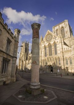 Foran the Minster fant man nylig restene av en romersk søyle, som ble satt opp i full høyde - hele 9 meter. Foto: © Gareth Buddo / www.visityork.org York, Yorkshire, middelalder, katedral, The York Minster, vikinger, vikingtid, romere, romertid, Konstantin den Store, angelsaksere, England, Storbritannia