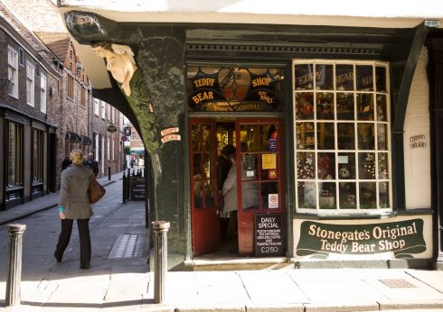 The Original Teddy Bear Shop ligger i Stonegate, og det har den gjort en stund. Foto: © Paul Crossman / www.visityork.org York, Yorkshire, middelalder, katedral, The York Minster, vikinger, vikingtid, romere, romertid, Konstantin den Store, angelsaksere, England, Storbritannia
