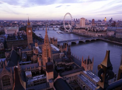 Westminster Palace i forgrunnen med River Thames som slynger seg forbi City, oppe i det høyre hjørnet. Foto: © BTA visitlondonimages britainonview / McCormick-McAdam London, Westminster Palace, romerne, middelader, historisk, Unescos liste over Verdensarven, Tower, England Storbritannia