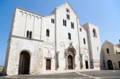 Basilica di San Nicola i Bari er en av de første store normanniske kirkene, påbegynt i år 1089. Sant Nikolas levninger finnes i krypten og er pilegrimsmål for russisk ortodokse.