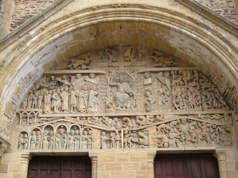 Det halvsirkelformede partiet over portalene, kalt tympanon, fikk i Frankrike en spesiell utforming i den romanske arkitekturen. Her fra kirken St. Foy i Conque, utformet mellom år 1107 og 1125. Foto: © reisdit.no