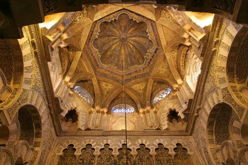 De enestående mosaikkarbeidene i kuppelen til katedralmoskéen La Mezquita i Cordoba er utført av bysantinske håndverkere fra det kristne Øst-Romerske riket