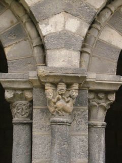 Søylegangen rundt klosterhagen har vakkert dekorerte figurkapiteler i romansk stil. Foto: © reisdit.no