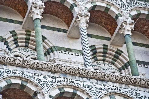 Et lite hint om Lucca — her finner du noe av det ypperste innen marmorkunst som er produsert i den italienske middelalderen. Fra den pisansk-romanske Duomo San Martino ved markedsplassen. Lucca, Duomo San Martino, pisansk-romansk