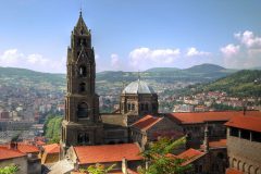Cathédrale de Notre-Dame i Le Puy en Velay, påbegynt på 900-tallet på fundamenter av tidligere kirkebygg