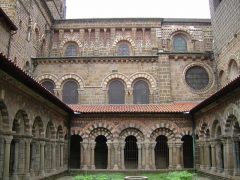 Klosterhagen som tilhører katedralen i Le Puy en Velay er meget harmonisk, omgitt av arkader med steiner i to farger. Foto: © reisdit.no