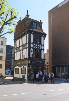 Coach & Horses ligger 5 Bruton Street i Mayfair og er fra 1700-tallet. Bygningen skal ha vært den første som ble bygd i Bruton Street, og mye tyder på at den blir den siste som legger hanskene i kjøleskapet. Foto: © London on View / Pawel Libera London , Coach & Horses, London, British Museum, romerne, middelader, historisk, Unescos liste over Verdensarven, Tower, England Storbritannia