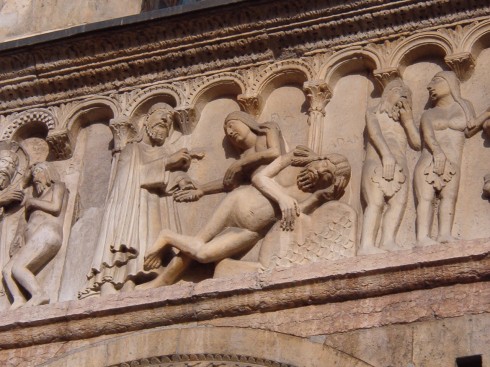 Duomo Modena — utsnitt av Wiligelmos Skapelsen av Adam og Eva — her sover Adam mens Gud skaper Eva av et av hans ribben. Foto: Sailko / Wikipedia Modena Italia, Duomo
