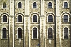 White Tower har normannisk-romanske rundbuevinduer og har gjennom nesten tusen år fungert som kongepalass, festning, fengsel og eksekusjonsplass. Foto: © BTA visitlondonimages britainonview / Pawel Libera
