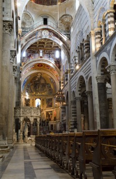 Duomo i Pisa er vakkert utsmykket innvendig i romansk-pisansk stil. Hele anlegget ble bygd i perioden år 1043 og fullført først på 1300-tallet