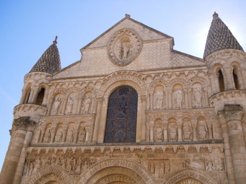 Notre-Dame-la-Grande i Poitiers ble fullført ført rundt år 1130 med en fantastisk forseggjort vestfasade. Foto: © reisdit.no Poitiers