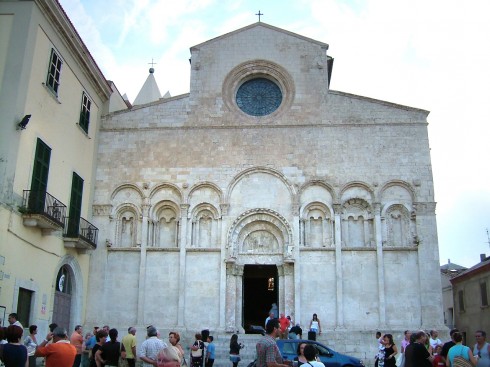 Deler av Termolis katedral er mer enn 900 år gammel, mens figurene på fasaden ble til tidlig på 1200-tallet. Foto: © reisdit.no Termoli, Sør-Italia, normannisk, Italia