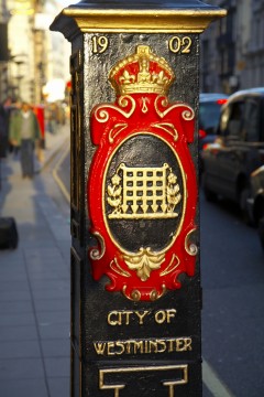 En bollard - trafikkstolpe - som forteller deg at du er i City of Westminster. Vær vennlig, la den stå. Foto: © visitlondonimages britainonview / Pawel Libera London, British Museum, romerne, middelader, historisk, Unescos liste over Verdensarven, Tower, England Storbritannia