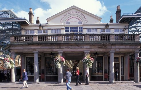 Covent Garden med sitt marked ligger midt i et livlig strøk hvor det finnes flere kulturtilbud, samtmasser av butikker, puber, restauranter og severdigheter - ikke minst Covent Garden i seg selv. Foto: © visitlondonimages britainonview London, Covent Garden, romerne, middelader, historisk, Unescos liste over Verdensarven, Tower, England Storbritannia