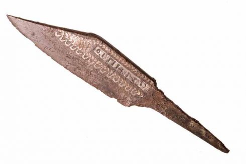 En kniv med innskriften OSMHND, sannsynligvis fordi eieren het Osmund. Normannisk eller normannisk-saksisk fra rundt år 1000. Foto: © Museum of London London, Museum of London, British Museum, romerne, middelalder, historisk, Unescos liste over Verdensarven, Tower, England Storbritannia