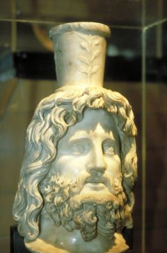 Denne Serphis-bysten ble funnet i ruinene av Mithrastempelet og er utstilt i Museum of London. Foto: © visitlondonimages britainonview London, Museum of London, romerne, middelalder, historisk, Unescos liste over Verdensarven, Tower, England Storbritannia