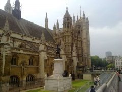 Statue av Oliver Cromwell utenfor Westminster Hall i the Palace of Westminster Foto: Ozeye / Wikipedia Palace of Westminster, Oliver Cromwell, London, British Museum, romerne, middelalder, historisk, Unescos liste over Verdensarven, Tower, England Storbritannia