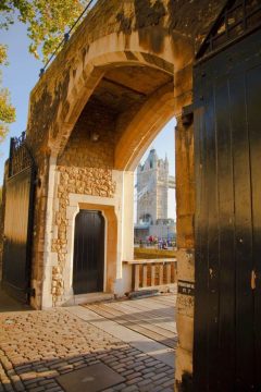 Gjennom denne portalen har Henrik den 8. gått mange ganger - to gangen har han ledet sine koner til skafottet her. Foto: © visitlondonimages britainonview / Pawel Libera London, Tower of London, British Museum, romerne, middelader, historisk, Unescos liste over Verdensarven, Tower, England Storbritannia
