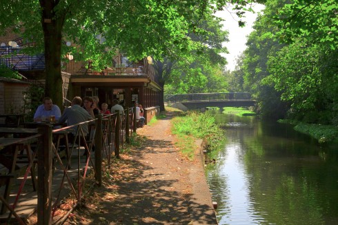 The William Morris Riverside Pub in Merton Abbey Mills. Say no more. Foto: © visitlondonimages britainonview / Pawel Libera The William Morris Riverside Pub in Merton Abbey Mills, London, British Museum, romerne, middelader, historisk, Unescos liste over Verdensarven, Tower, England Storbritannia