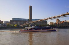 Millennium Bridge og Tate Modern, som ligger i den nedlagte kraftstasjonen Bankside Power Plant. Foto: © visitlondonimages britainonview / Pawel Libera London, Tate Modern Museum, romerne, middelader, historisk, Unescos liste over Verdensarven, Tower, England Storbritannia