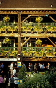 Dickens Inn er ikke oppkalt etter Yeats og ligger ved St Katherines Docks i en rekonstruert 1700-talls bygning - i området Docklands. Foto: © BTA visitlondonimages britainonview London, Dickens Inn, pubs, British Museum, romerne, middelader, historisk, Unescos liste over Verdensarven, Tower, England Storbritannia