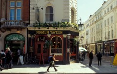 Museum Tavern er nabo til British Museum, hvilket borger for et kulturelt og laidback publikum. Foto: © visitlondonimages britainonview London, Museum Tavern, British Museum, romerne, middelader, historisk, Unescos liste over Verdensarven, Tower, England Storbritannia