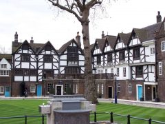 De såkalte Queens House fra år 1540 i bindingsverk ligger i det ene hjørnet av Tower - her satt Rudolf Hess som krigsfange under Den andre verdenskrigen. Foto: Cnyborg / Wikipedia London, Tower of London, Queens House, London, British Museum, romerne, middelader, historisk, Unescos liste over Verdensarven, Tower, England Storbritannia