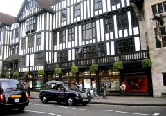 Eksempel på London Cabs - drosjebiler uten nevneverdig komfort, men med fire hjul og sjåfører som vet hvor i London saker og ting ligger. London, cab, British Museum, romerne, middelader, historisk, Unescos liste over Verdensarven, Tower, England Storbritannia
