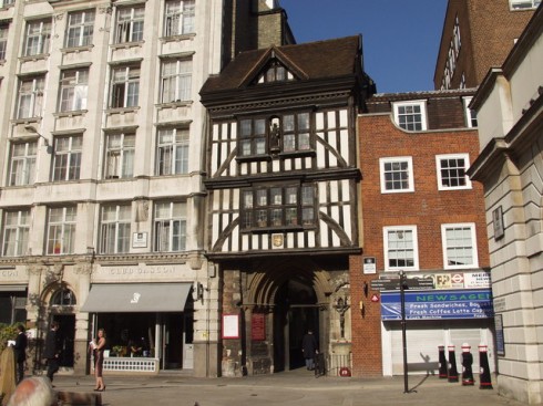 Bak denne portalen fra Tudor-tiden på 1500-tallet finner du kirken St Bartholomew the Great fra år 1123 - opprinnelig en klosterkirke. Foto: sue hayton / Wikipedia London, St_Bartholomew_the_Great, British Museum, romerne, middelader, historisk, Unescos liste over Verdensarven, Tower, England Storbritannia