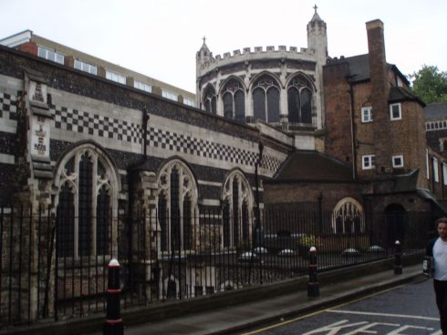 Slik ble St Bartholomew the Great seende ut etter at Henrik den VIII. hadde fjernet mesteparten av skipet under reformasjonen. Foto: Bashereyre / Wikipedia London, St Bartholomew the Great, British Museum, romerne, middelader, historisk, Unescos liste over Verdensarven, Tower, England Storbritannia