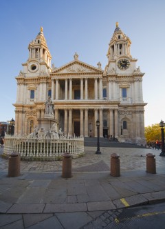 Vestfasaden til St Paul's Cathedral med sitt strengt klassisistiske midtparti flankert av barokke tårn. Foto: © visitlondonimages britainonview / Pawel Libera London, St Paul's Cathedral, London, British Museum, romerne, middelader, historisk, Unescos liste over Verdensarven, Tower, England Storbritannia