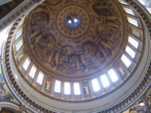 Kuppelen er en genistrek - i alt 3 stykker, den usynlige er den bærende. Foto: Dp76764 / Wikipedia London, St. Paul's kupperl, dome, British Museum, romerne, middelader, historisk, Unescos liste over Verdensarven, Tower, England Storbritannia