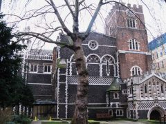 The Church of St. Bartholomew the Great sett fra en annen vinkel - et herlig sammensurium av bygningsdeler fra forskjellige epoker. Foto: Mike Quinn / Wikipedia London, The Church of St. Bartholomew the Great, London, British Museum, romerne, middelader, historisk, Unescos liste over Verdensarven, Tower, England Storbritannia