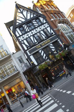 Om dette bildet er tatt før eller etter pub-besøket skal være usagt. The George ble gjenoppbygd i år 1667, etter bybrannen London, Pub, The George, British Museum, romerne, middelader, historisk, Unescos liste over Verdensarven, Tower, England Storbritannia