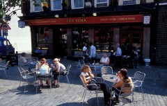 The York Pub er et utmerket tilbud til mennesker som vet å sette pris på Yorkshires særegenheter, herunder Yorkshire beer. Verre er det ikke. Foto: © visitlondonimages britainonview London the York Pub, London, British Museum, romerne, middelader, historisk, Unescos liste over Verdensarven, Tower, England Storbritannia