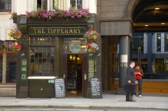 Den irske puben The Tipperary feiret sitt 400-års jubileum i år 2006, og har stått her siden lenge før bybrannen i år 1666. Sannsynligvis den første puben som begynte å servere Guinness på 1700-tallet. Foto: © visitlondonimages britainonview / Pawel Libera Tipperary Pub, London, British Museum, romerne, middelader, historisk, Unescos liste over Verdensarven, Tower, England Storbritannia