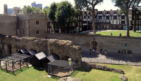 Tower of Londons opprinnelige inngangsparti Bloody Tower til venstre, med ravnenes boligkvarter foran. Foto: gailf548 / Wikipedia Tower of London, Bloody Tower, London, British Museum, romerne, middelader, historisk, Unescos liste over Verdensarven, Tower, England Storbritannia
