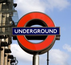 London Underground har skilter som ser slik ut - et utmerket transporttilbud med et slitesterkt design. Foto: Edwin / Wikipedia London, British Museum, romerne, middelader, historisk, Unescos liste over Verdensarven, Tower, England Storbritannia
