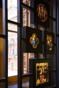 Glassmalerier fra middelalderen utstilt i Victoria & Albert Museum. Foto: © visitlondonimages britainonview London, Victoria and Albert Museum, romerne, middelader, historisk, Unescos liste over Verdensarven, Tower, England Storbritannia