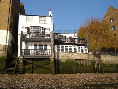 The Prospect of Whitby er nesten like vanskelig å finne, som den er å forlate. Her sett fra Themsens bredder. Foto: Tarquin Binary / Wikipedia London Wapping, Prospect of Whitby, London, British Museum, romerne, middelader, historisk, Unescos liste over Verdensarven, Tower, England Storbritannia
