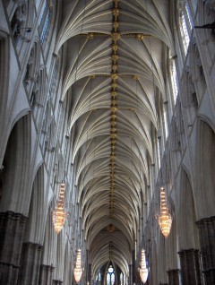 Den gotiske Westminster Abbey er den første engelske kirken i Decorated Style. Legg merke til de forgylte rosettene i taket. Foto: Jessica Neal / Wikipedia Westminster Abbey, London, British Museum, romerne, middelader, historisk, Unescos liste over Verdensarven, Tower, England Storbritannia