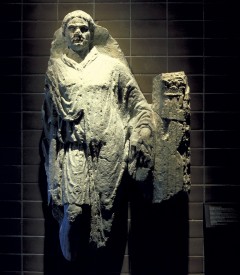 Det er gjort mengder av arkeologiske funn fra romertiden i London. Gravskulptur fra rundt år 100 etter Kristus av en romersk legionær, fra samlingene til det meget interessante Museum of London. Foto: © BTA visitlondonimages britainonview London, Museum of London, romertid, middelader, historisk, Unescos liste over Verdensarven, Tower, England Storbritannia