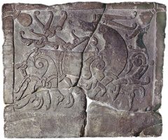 En gravstøtte i Ringerikestil fra 1000-tallet funnet ved St Paul's Cathedral med innskrift i runer: London, Museum of London, British Museum, romerne, middelalder, historisk, Unescos liste over Verdensarven, Tower, England Storbritannia