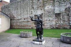 Keiser Trajan (år 53-117) hilser deg velkommen foran den romerske bymuren ved Tower Hill Underground Station. Foto: Mariordo / Wikipedia London, bymur, Trajan, Tower Hill station, London, British Museum, romerne, middelalder, historisk, Unescos liste over Verdensarven, Tower, England Storbritannia