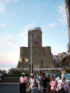 Torre del Normanni - Normannertårnet - ligger ved overgangen fra den nyere byen til gamlebyen på klippen. Foto: © reisdit.no Termoli, Sør-Italia, normannisk, Italia