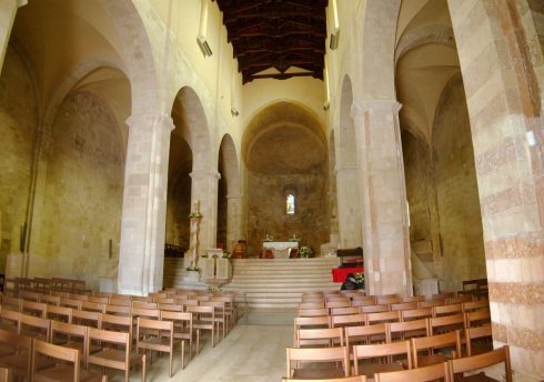 Interiøret i dagens katedral er tilbakført til opprinnelig utseende, slik den var på 1100-tallet. Foto: Zitumassin / Wikipedia Termoli, Sør-Italia, normannisk, Italia