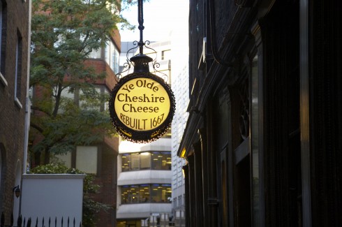 Ye Olde Cheshire Cheese er en av Londons eldste puber, gjenoppbygd i 1667. Foto: © visitlondonimages britainonview / Pawel Libera London, old pubs, Ye Old Cheshire Cheese, British Museum, romerne, middelader, historisk, Unescos liste over Verdensarven, Tower, England Storbritannia