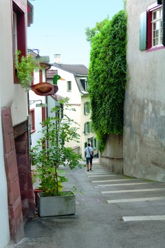 Et av de mange bratte smugene i Altstadt, som leder opp til Münsterberg og Münsterkatedralen. Foto: © Basel Tourismus Basel, Rhinen, romertid, middelalder, kulturseverdigheter, gamlebyen, marktplatz, Sveits