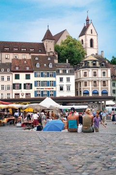 Barfuesserplatz er et populært samlingssted omgitt av historisk bebyggelse. Foto: © Basel Tourismus Basel, Rhinen, romertid, middelalder, kulturseverdigheter, gamlebyen, marktplatz, Sveits