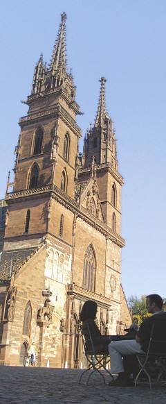 Basler Münster fremstår ved første øyekast som gotisk - legge merke til det lyse feltet på vestfasaden fra den tidligere romanske Kaiserdom. Foto: © Basel Tourismus Basel, Münster, Augusta Raurica, Rhinen, romertid, middelalder, kulturseverdigheter, gamlebyen, marktplatz, Sveits